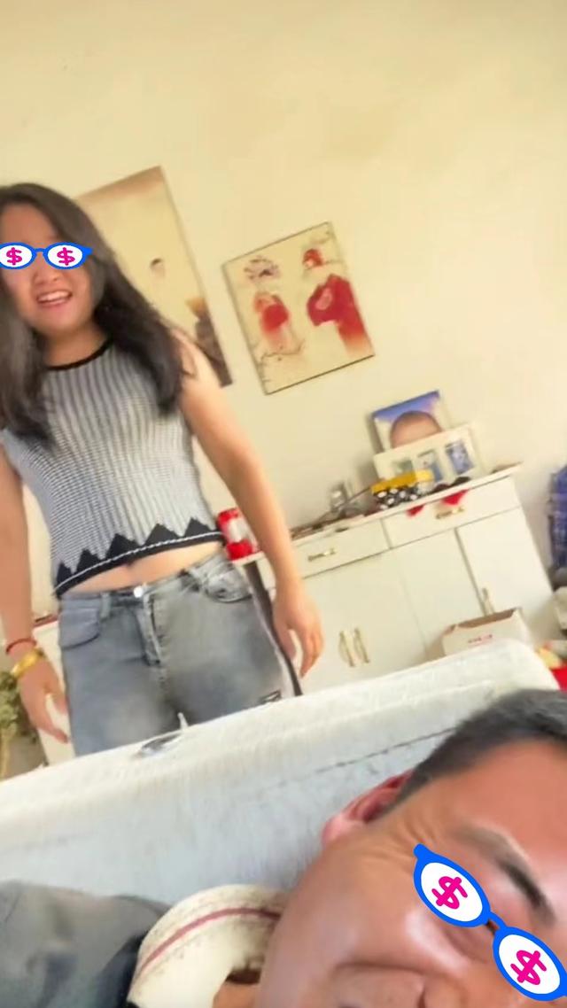 妻子在自拍跳舞视频,丈夫在一旁大笑着直播她的滑稽动作:真像熊