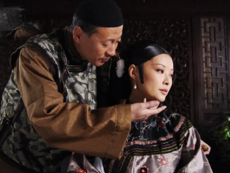 16岁傍上川南王的凌君如,晚年却身穿一件大红破毛衣,四处流浪