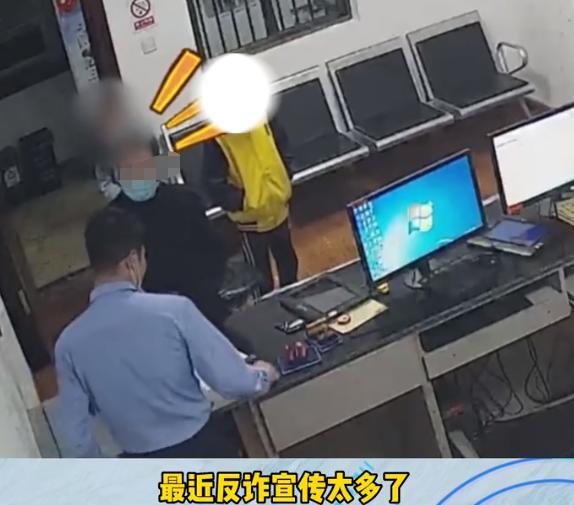 女孩想家从学校跑出被好心人发现,警方多次联系其母遭拒接