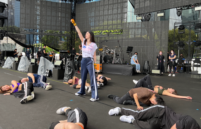 陈慧琳|天后陈慧琳舞台表演引欢呼!穿抹胸裙秀美背,50岁保养得当似冻龄