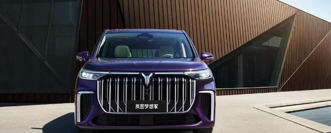 刘德华卖掉所有豪车后，留下了一辆“保姆车”，明星为何钟爱它？