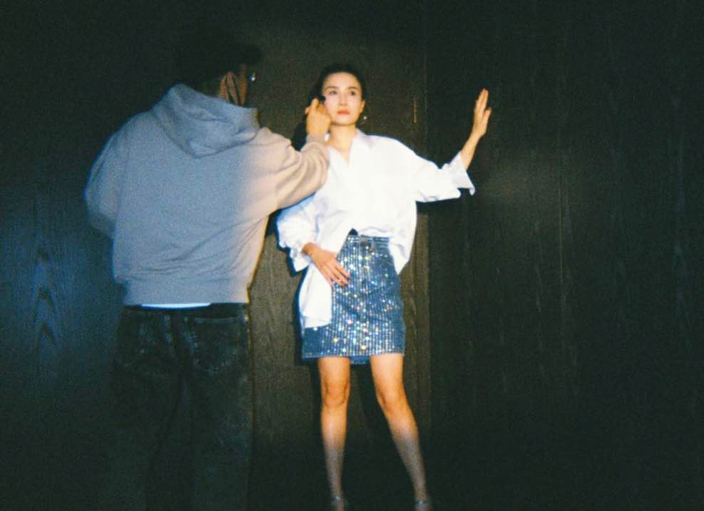 宋佳|41岁宋佳拍摄时尚大片，曲线凹凸有致蚂蚁腰抢眼，怼脸拍皮肤好