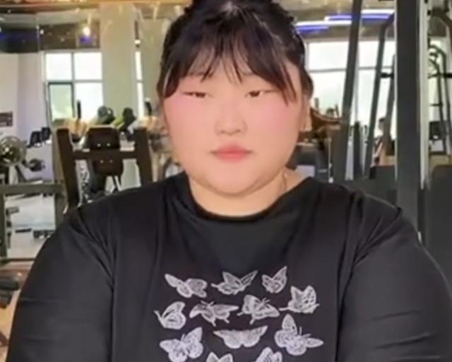 朱之文 大衣哥女儿罕见开直播，瘦30斤后变得更自信，换了发型宛如洋娃娃