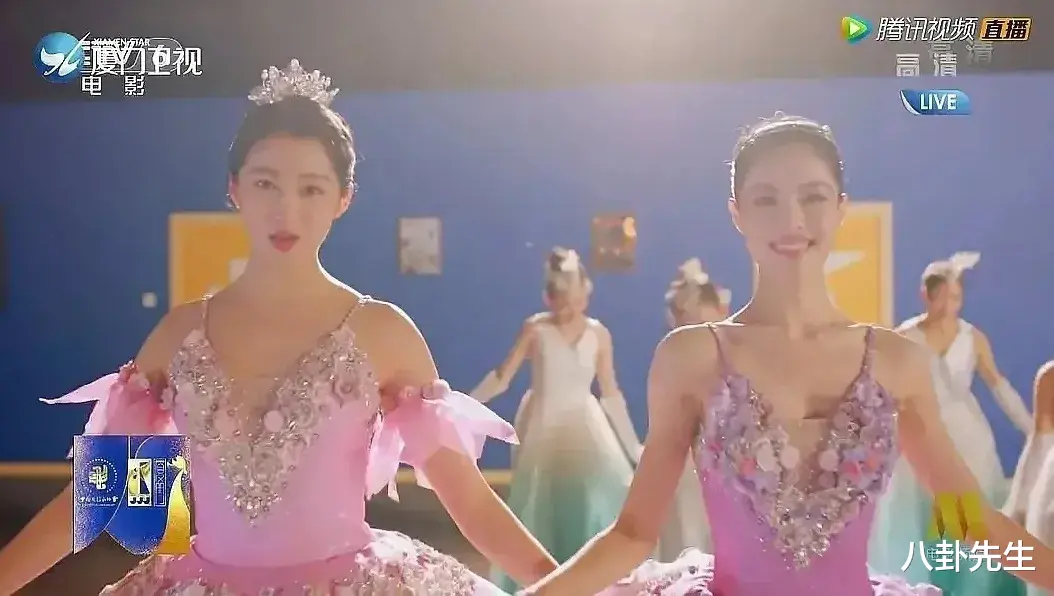 关晓彤|女星同框必有一输？关晓彤秀长腿还是输给娜扎，刘亦菲发福被艳压