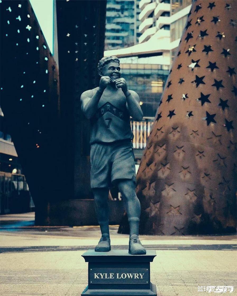 洛瑞|NBA球星雕像都啥样？洛瑞雕像动作奇怪，巴克利雕塑像是9块9包邮