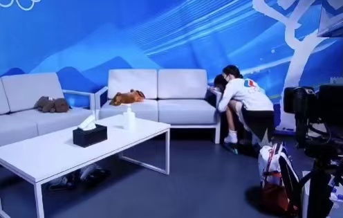 里尔|谢尔巴科娃太贴心：逗笑特鲁索娃，见日本选手大哭，蹲地上安慰她