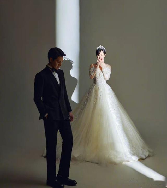 张檬|张檬金恩圣将举办婚礼,女方挽着父亲正在彩排,新郎的眼神好深情