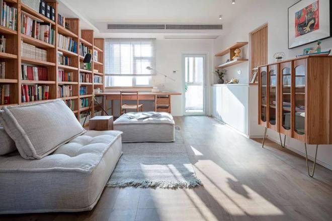 别嫌自己家面积太小,试试去客厅化装修,打满墙书架也显宽敞!