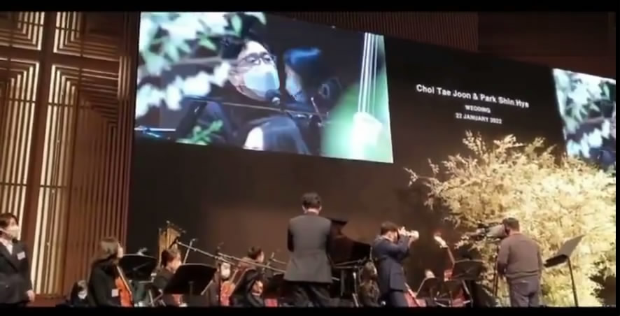 新蝙蝠侠|朴信惠婚礼内场全曝光，新娘感动落泪说不出话，夫妻拥吻掀起高潮