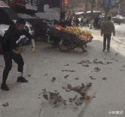 “分手一年的前女友寄来的,我该怎么跟前女友解释呢?”