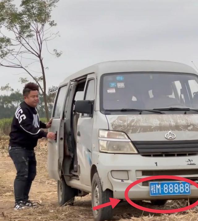 周立齐|古颠乐派网红面包车拉周立齐扛甘蔗，网友：周立齐，要打工了？