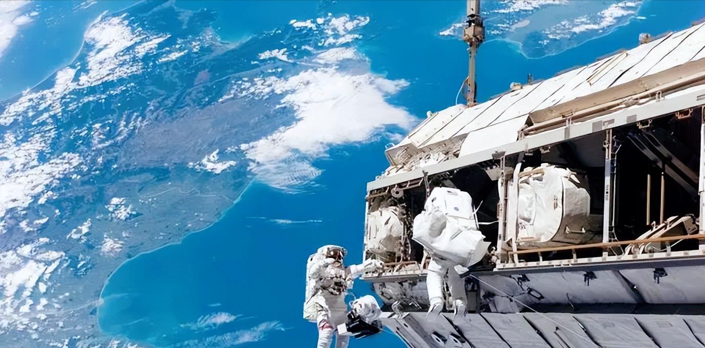 空间站为什么只飞400公里高,就不能再飞高一点吗?看完就明白了