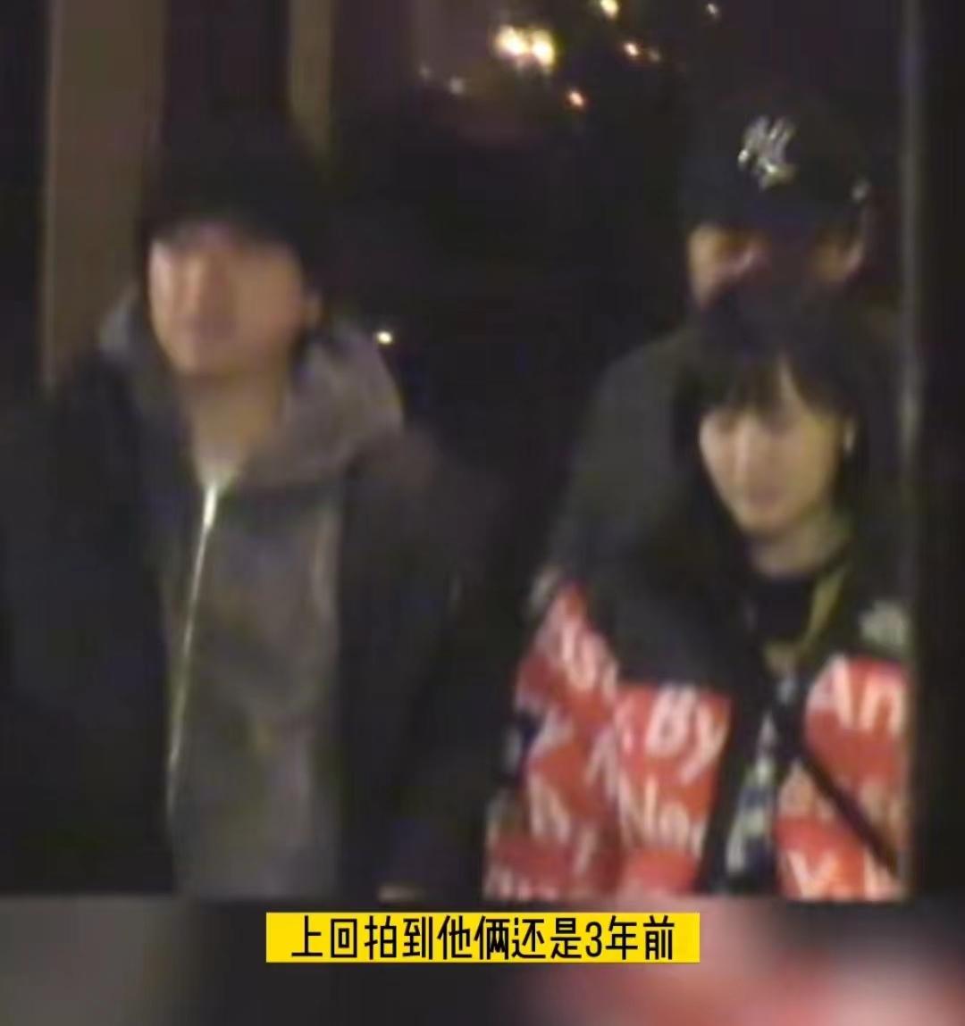 潘粤明|潘粤明携小10岁女友聚餐,抚摸背部动作亲密恩爱,女方美腿好吸睛