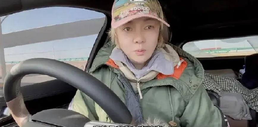女孩|女孩自驾新疆被困路上，因疫情没吃没喝求助网友，评论区人间清醒