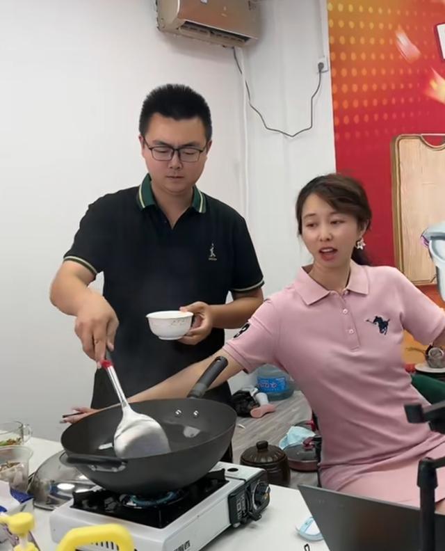 |郭威迎来30岁生日，岳母一家包水饺庆祝，回九江就差工作！