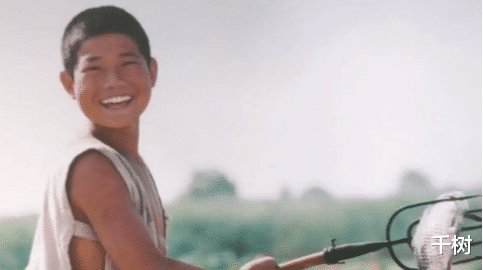 女孩|好家伙!嘎子哥谢孟伟直播卖牛仔裤,摸女孩大腿,女孩尴尬一笑