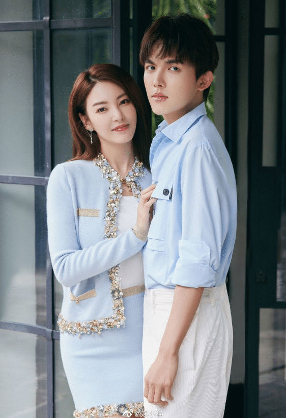 张雨绮|张雨绮与小鲜肉阳台互动被偷拍，她吞云吐雾抽香烟男方贴心扇风