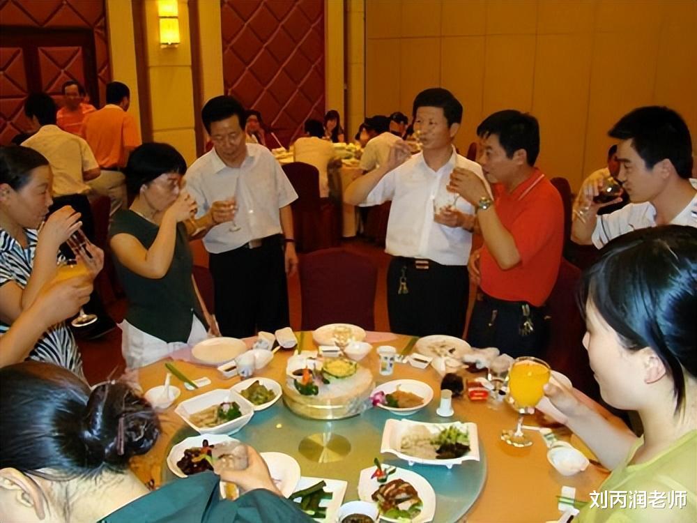 聚餐|单位聚餐,自己开车没喝酒,领导让不喝酒的人开车送同事,咋办?