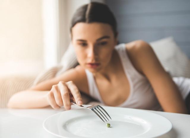 衰老 加速女人衰老的三个行为,熬夜不算什么,第一个或许你经常在做