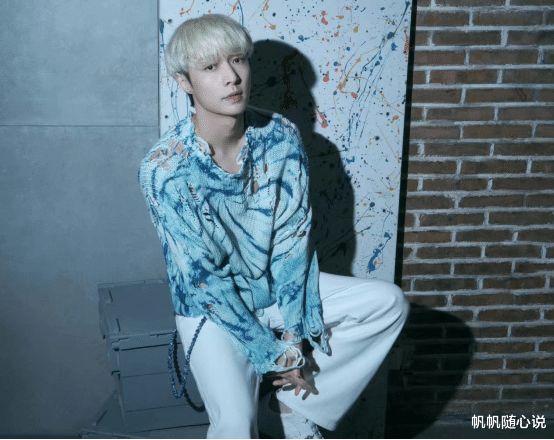 张艺兴|张艺兴银发蓝色镂空毛衣造型吸睛,粉丝纷纷点赞:疯狂心动。