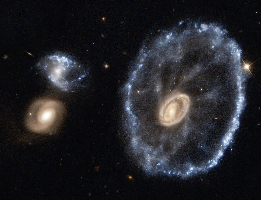 詹姆斯·韦布空间望远镜拍摄下多彩的车轮星系