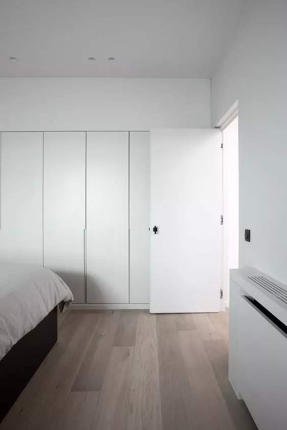 还买什么衣柜?如今流行挖墙变衣柜,空间不止大一倍