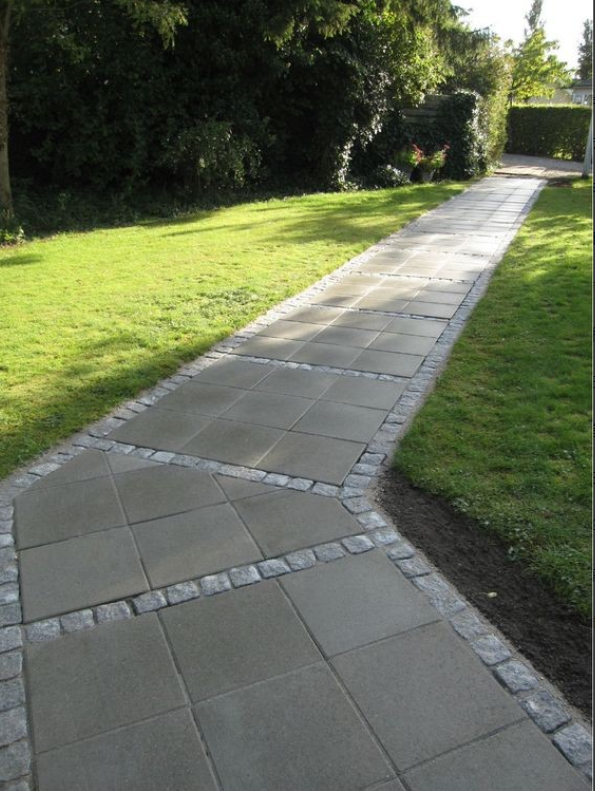 院子铺砖别太实诚,邻居这样铺会更加好看,填上东西还能避免积水