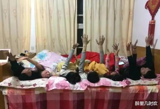 为什么东北人全家睡在一个炕上,两口子不尴尬吗?