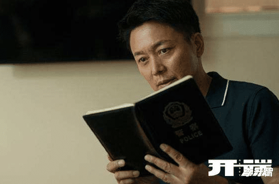 刘奕君|老戏骨刘奕君舞台上摸小鲜肉的手被误会？真相却是带帅气儿子出道