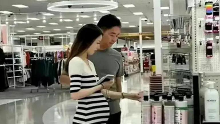 章泽天|章泽天父亲罕见露脸，在刘强东面前略显拘谨，合影十分和谐