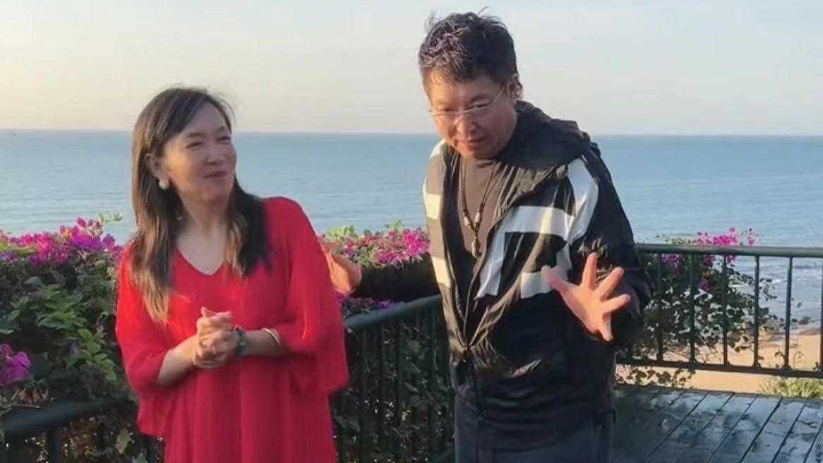 王芳|主持人王芳与搭档王为念海南游玩！身材臃肿小腹凸起，被疑怀二胎