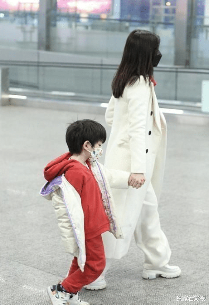 董璇|陈晓儿子眉眼复制爸,董璇女儿神似妈,10后星二代颜值担当是谁?