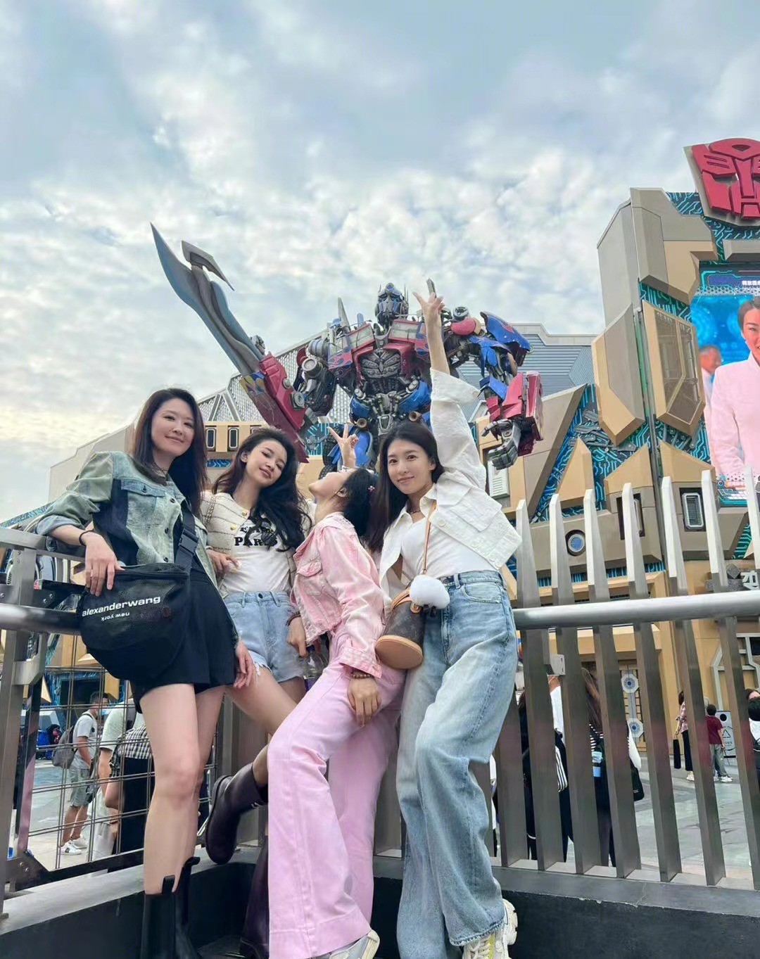 有钱又美又年轻！孙怡近照穿搭将近8万，这才是标准的白富美穿搭