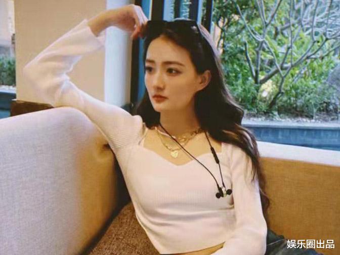 大S|徐璐居家生活照曝光,被指“坐姿不优雅”,引起网友热议