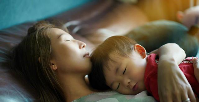 蔡少芬|蔡少芬感慨三胎儿子长太快，萌娃超可爱，网友：真羡慕张晋啊