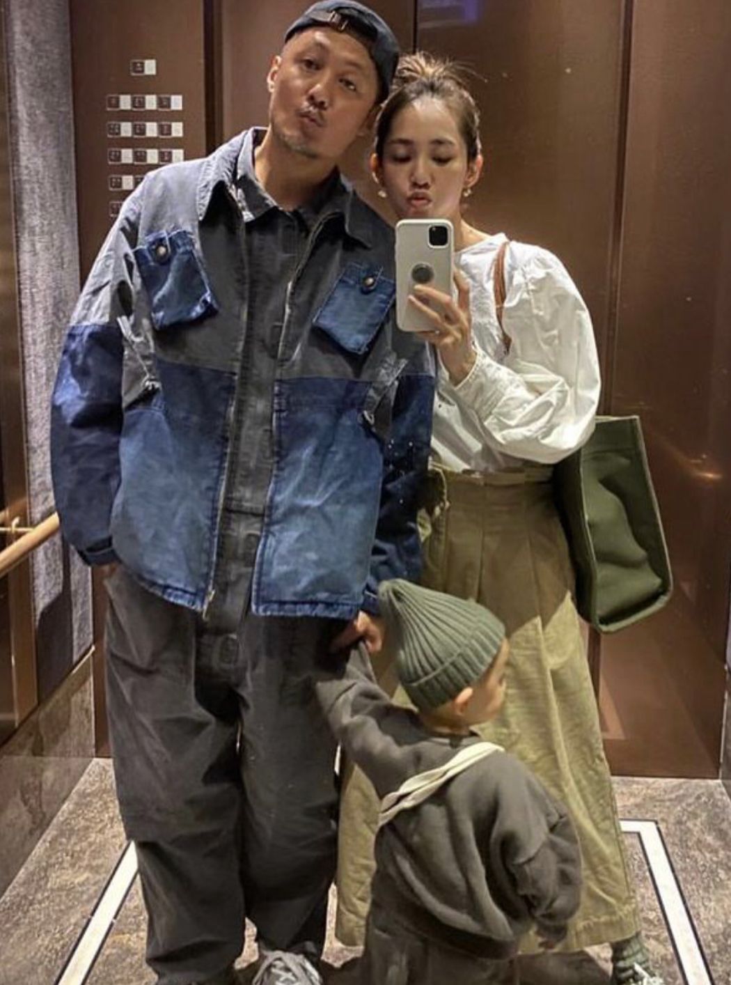 余文乐|余文乐牵手老婆亮相，胡子拉碴胖成油腻大叔，王棠云披西装像贵妇