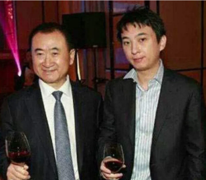 秘书|王思聪回家看望父亲，恰巧与父亲的女秘书打了个照面，她竟然对王思聪不冷不热