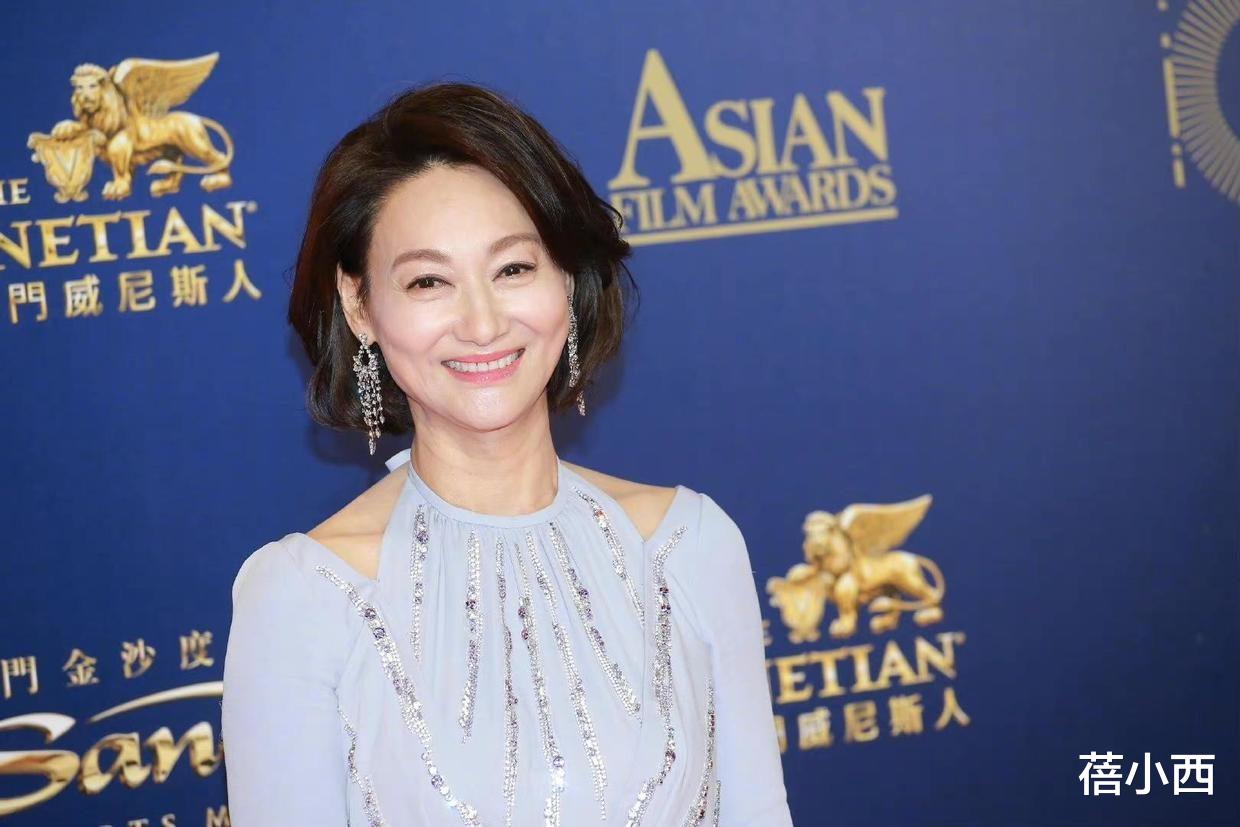 短发 惠英红太会保养了，穿蓝色连衣裙配波波头短发，完全看不出62岁