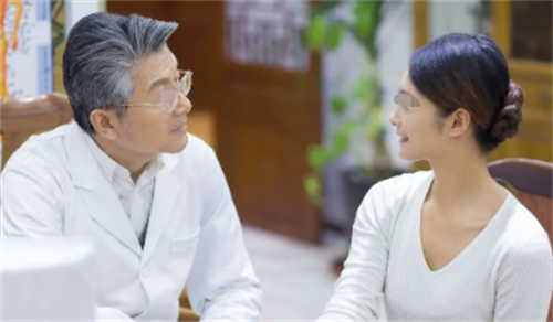 2020年,湖南一女子输液时惨遭59岁男医生猥亵,医生:她太漂亮了