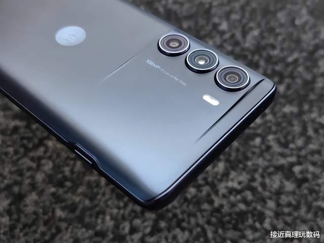 摩托罗拉|骁龙888 Plus“贱卖”，仅1699元，卖手机送处理器的节奏？