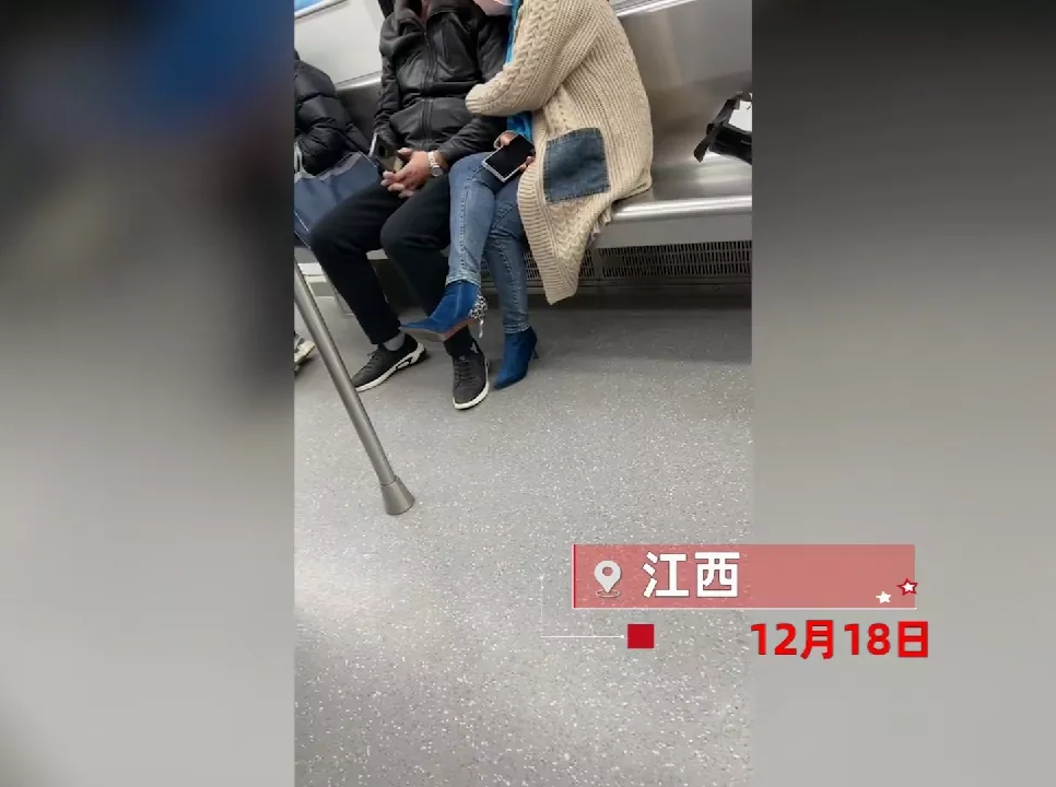 江西,一男子疯狂宠妻33年,与妻子结伴坐地铁被误会是父女。