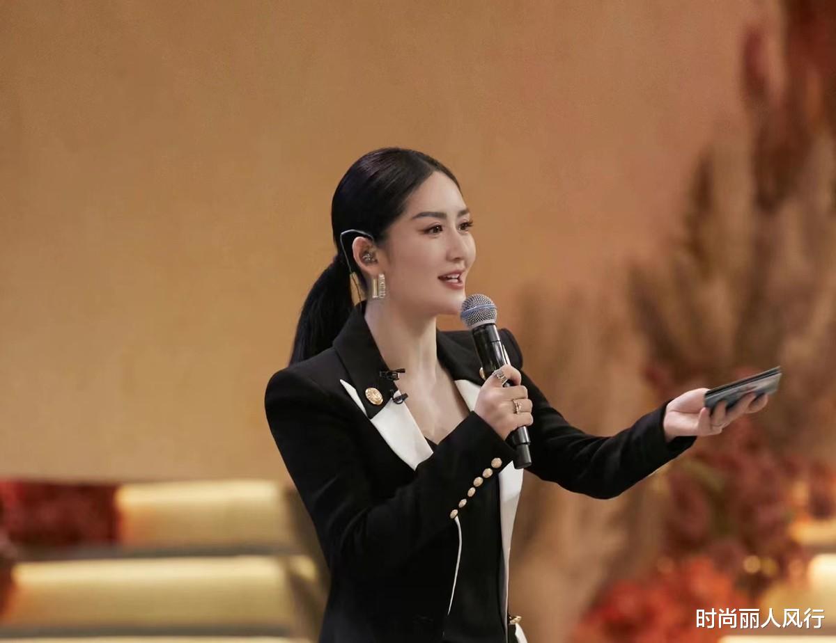 西装 谢娜逆袭后颜值更封神了！最新造型更帅气，穿西装梳低马尾太绝