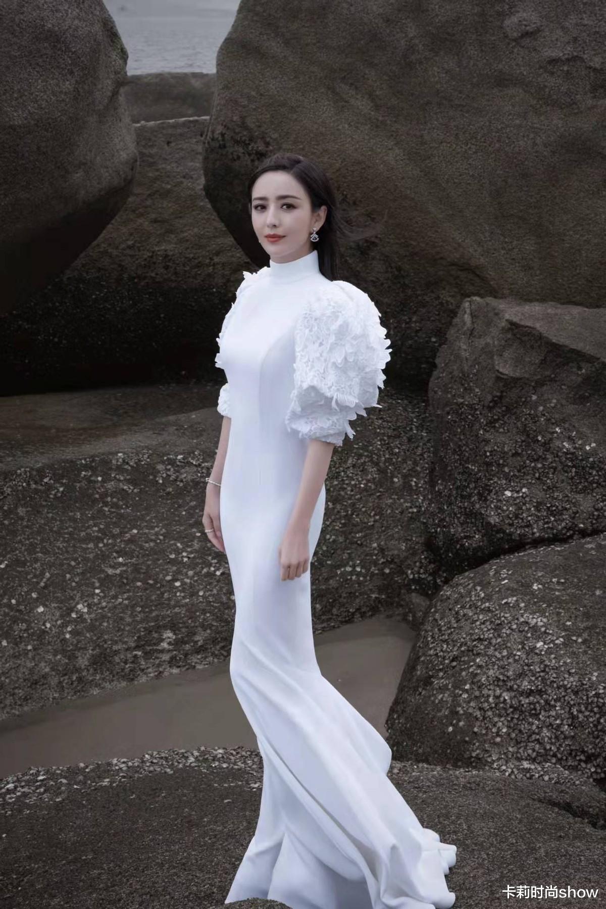 佟丽娅|单身的佟丽娅越发光芒四射，一袭白裙气质出众，整个人优雅又高级