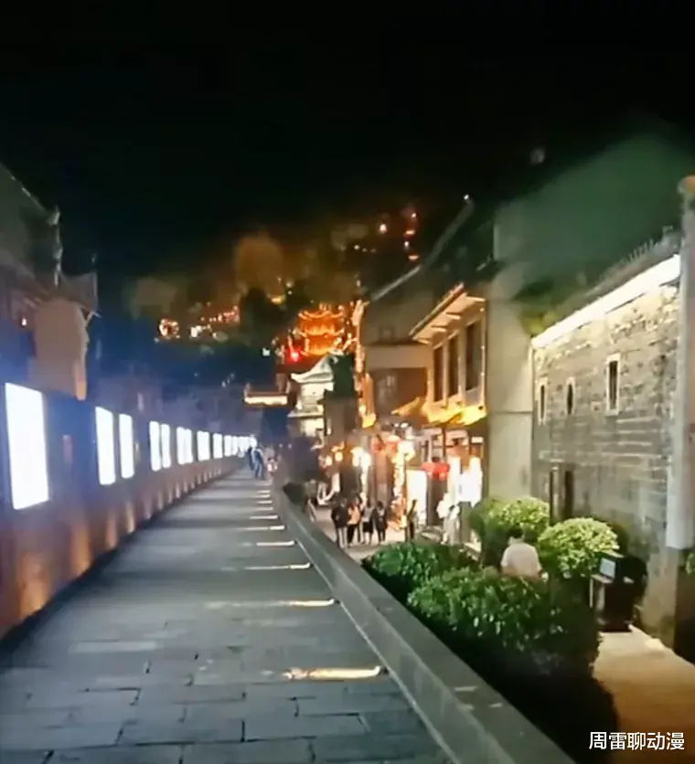 凤凰古城|湖南凤凰古城出现退租潮，大量的民宿店铺关门，关门的店铺将近三分之一