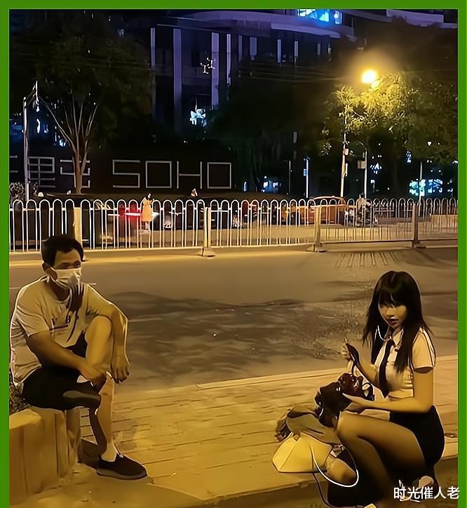 回顾女主播奔现榜一大哥,对方打工的,发500红包要求现场换裤袜