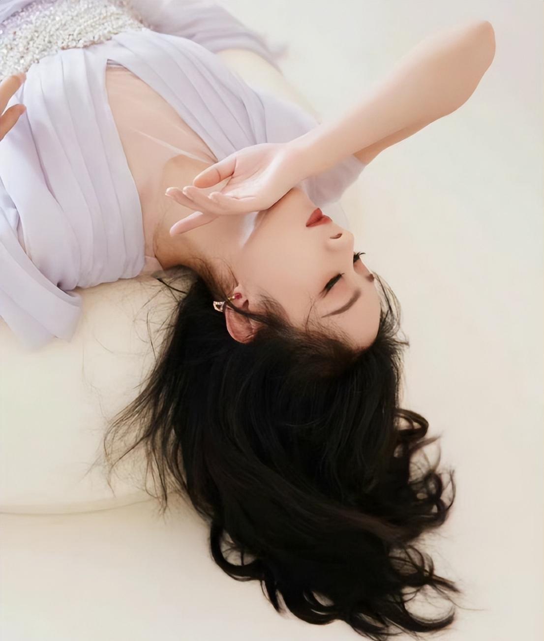 赵丽颖|赵丽颖最新时尚大片曝光，卷发配紫裙太优雅，纤细美腿十分抢镜