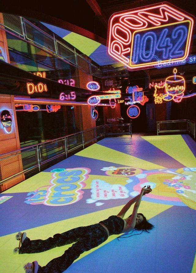 艺人力挺！欧阳娜娜艺术展被嘲土到爆！粉丝公开展会内部+收费反驳