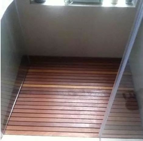 邻居卫生间不铺瓷砖反而铺木板,我开始笑他,听完才知省钱又好用