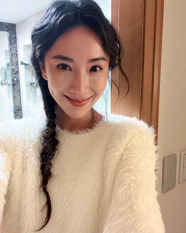 李圣经|隋棠身材比例很棒，和好友合影看不出41岁了，扎麻花辫挺有少女感