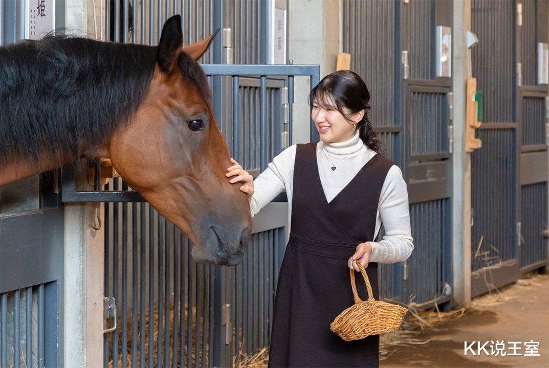 日本爱子公主21岁新照来啦!到马场喂马,尽显善良有爱一面!